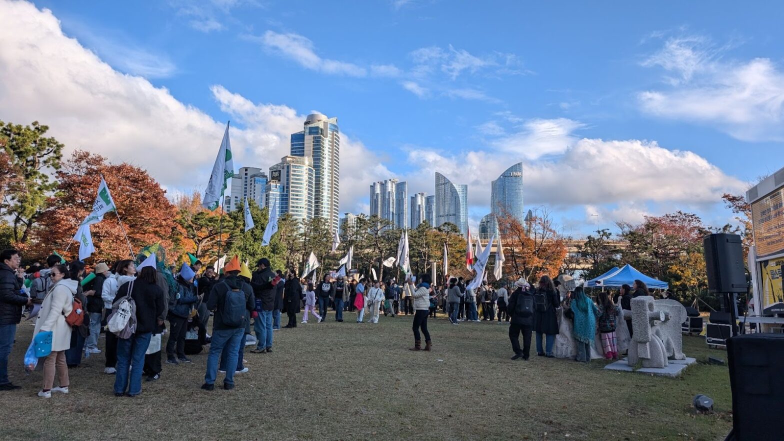 Over 1500 activists took part in a march in Busan demanding cuts in plastic production. (Photo: Sam Winton)